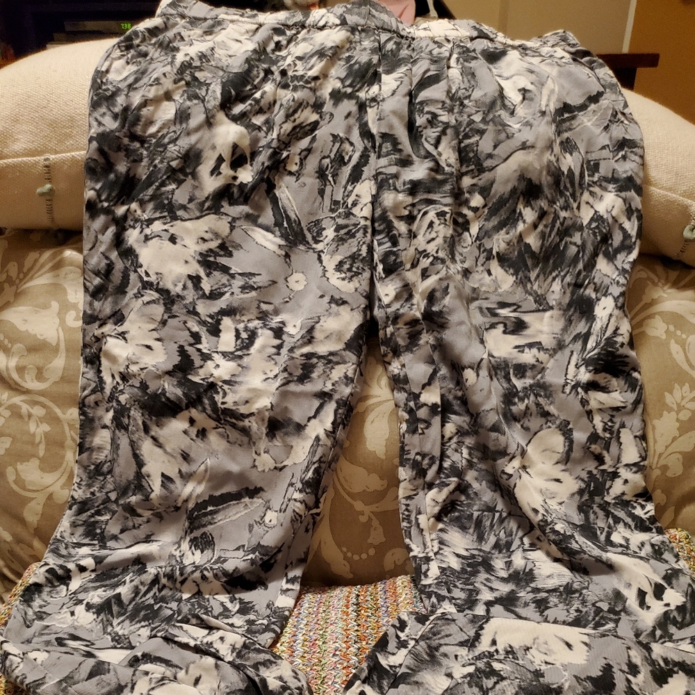 Fabletics Emily Jogger Size M, blue floral print
